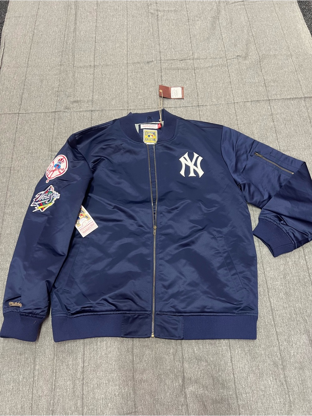 NWT New York Yankees Mitchell & Ness Vintage Logo Satin Full-Zip Bomber Jacket.